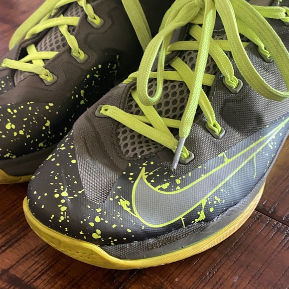 Nike Men Gray and Neon Green Sneakers - Picture 12 of 13